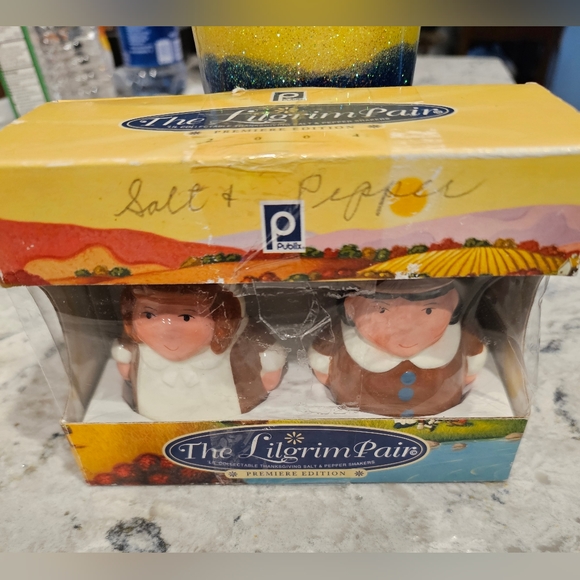 Publix Lilgrim Series Salt and Pepper Set. Mini Salt and Pepper shakers. 2004 - Picture 5 of 7